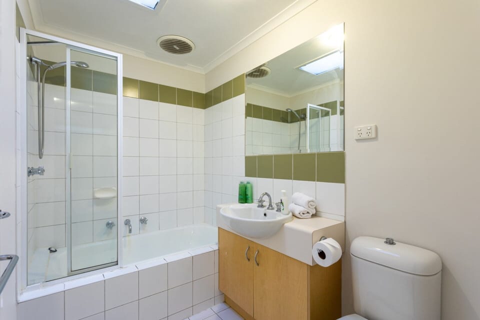 Snug 2-bed Townhouse Near Bustling Shops Apartment in Melbourne