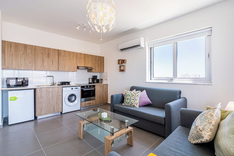 Apartment, 1 Bedroom, Kitchen, City View | Living room | 46-inch Smart TV with digital channels, Netflix, streaming services