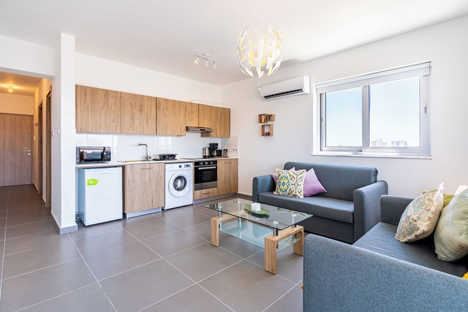 Apartment, 1 Bedroom, Kitchen, City View | Living room | 46-inch Smart TV with digital channels, Netflix, streaming services