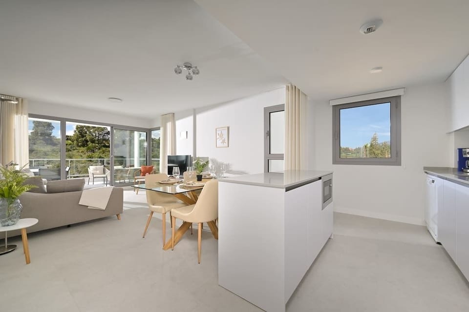 Dining area with an open view of the kitchen, creating a bright and social space.