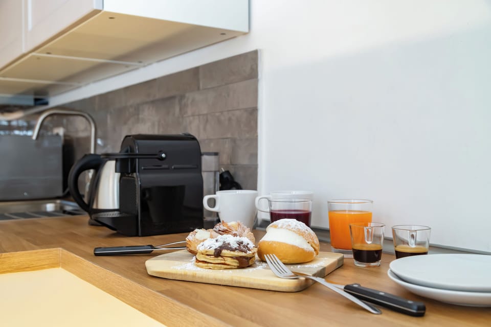 Deluxe Apartment, City View | Breakfast meal
