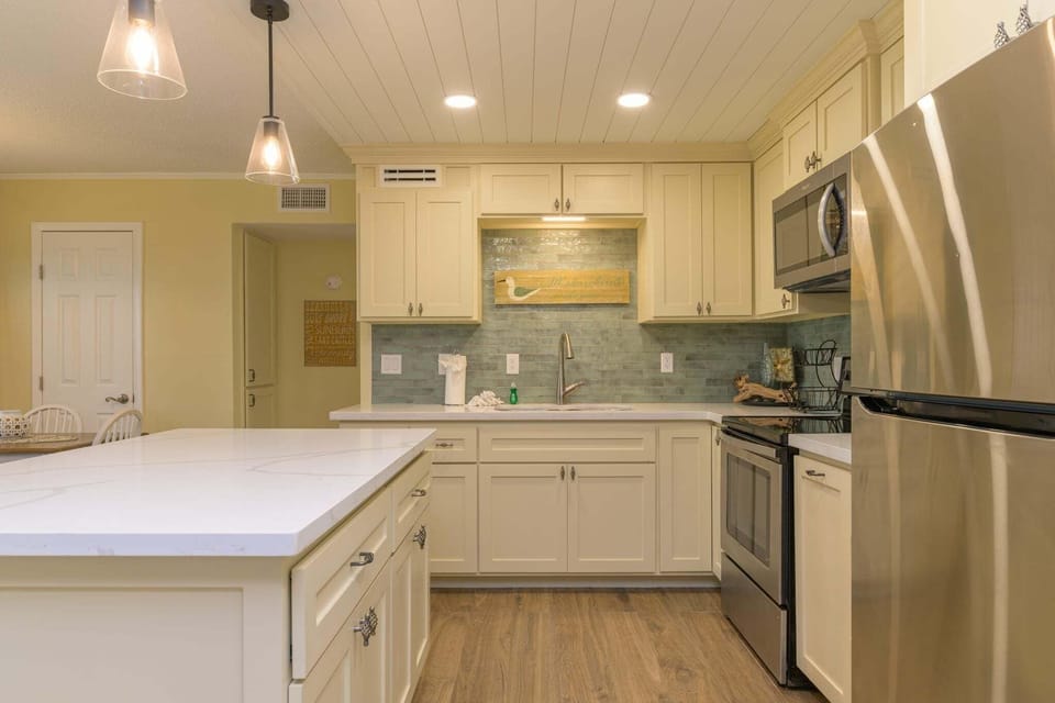 Condo, 1 Bedroom | Private kitchen | Fridge, oven, coffee/tea maker, toaster