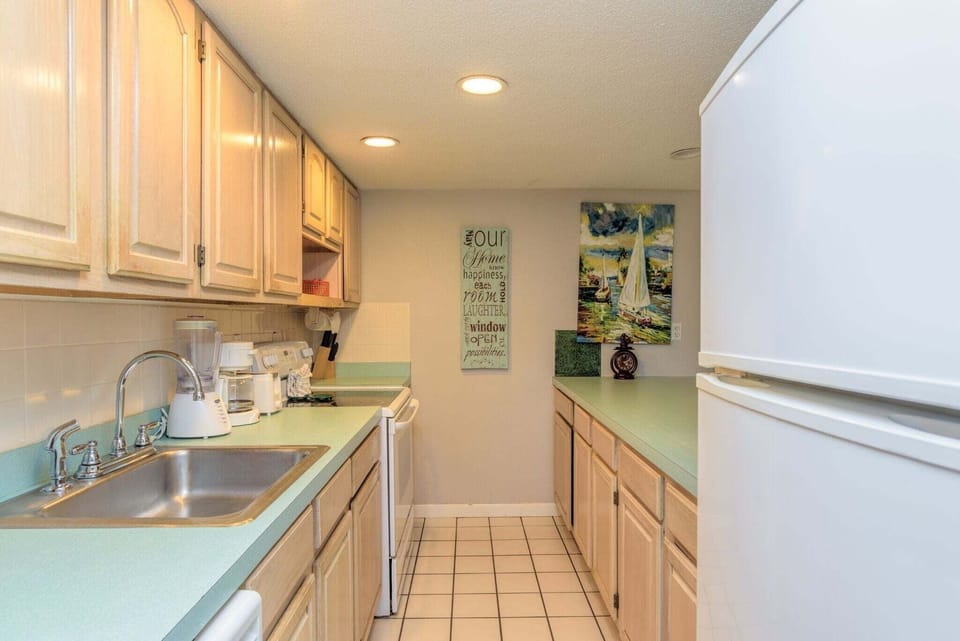 Condo, 3 Bedrooms | Private kitchen | Coffee/tea maker, fridge, oven, toaster