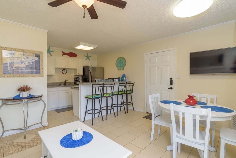 Condo, 1 Bedroom | Dining