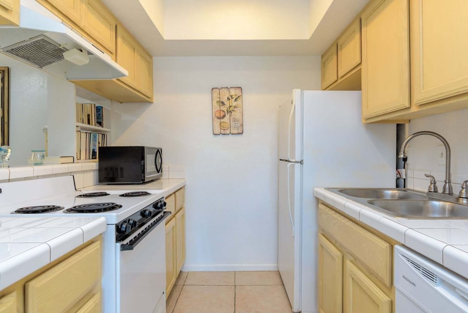 Condo, 1 Bedroom | Private kitchen | Fridge, oven, coffee/tea maker, toaster