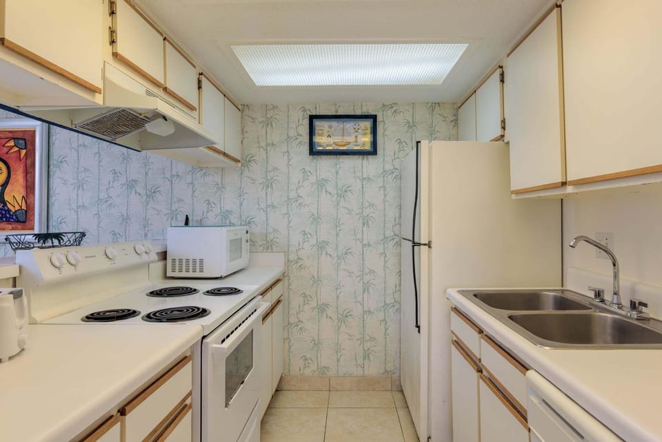 Condo, 1 Bedroom | Private kitchen | Fridge, oven, coffee/tea maker, toaster