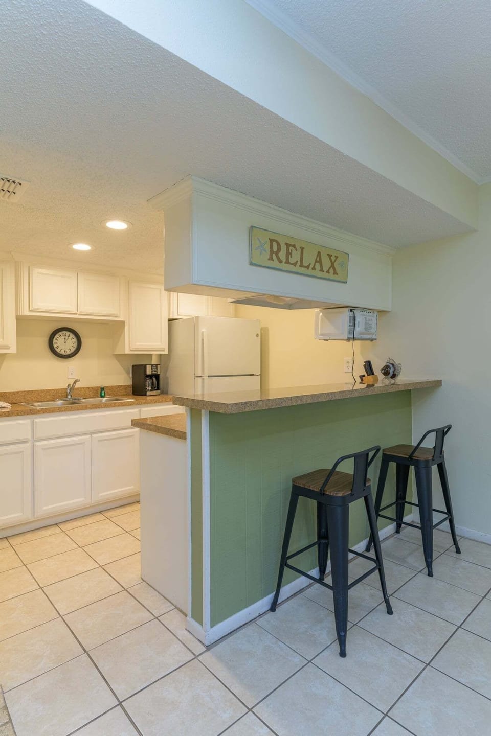 Condo, 1 Bedroom | Private kitchen | Fridge, oven, coffee/tea maker