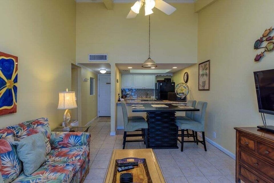 Condo, 1 Bedroom | Living area