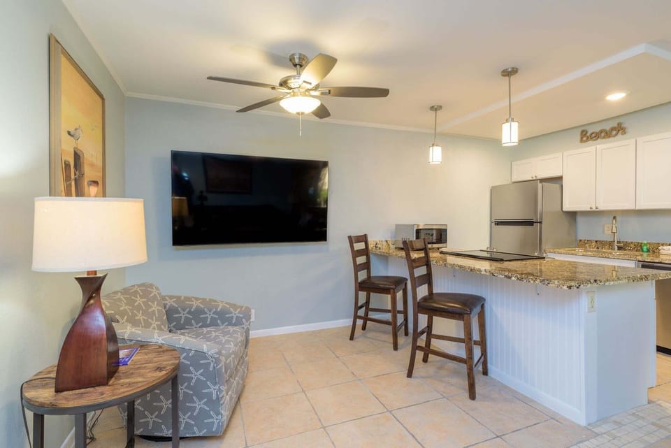 Condo, 1 Bedroom | Living area