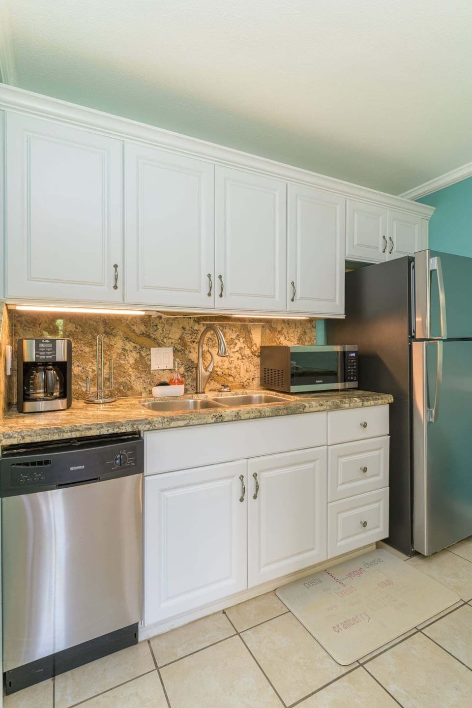 Condo, 1 Bedroom | Private kitchen | Fridge, oven, coffee/tea maker