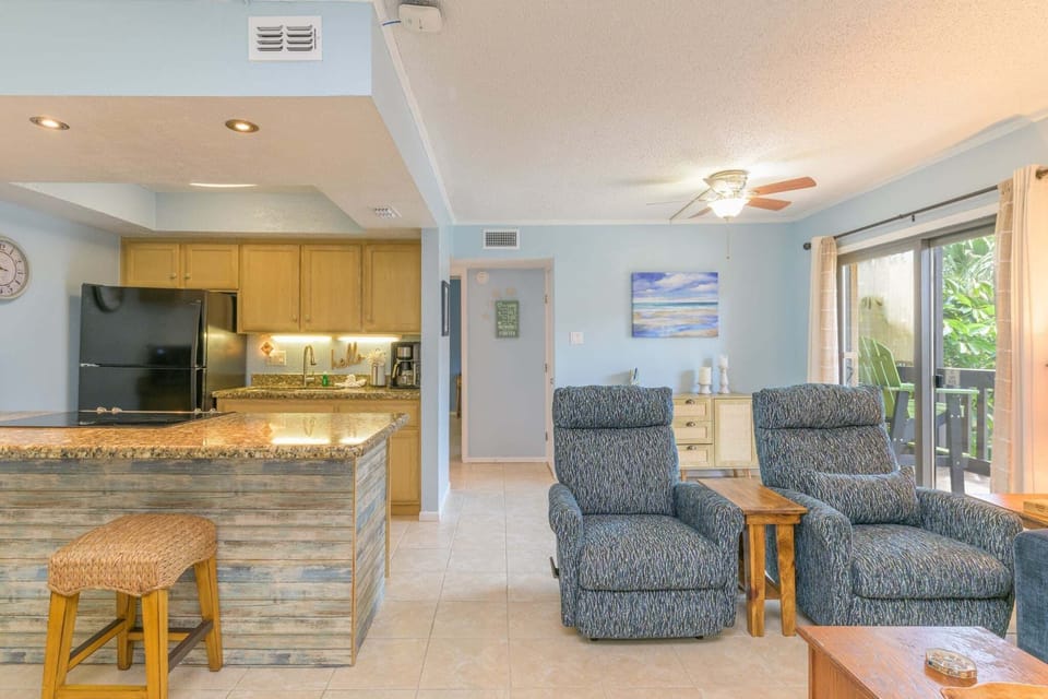 Condo, 1 Bedroom | Living area