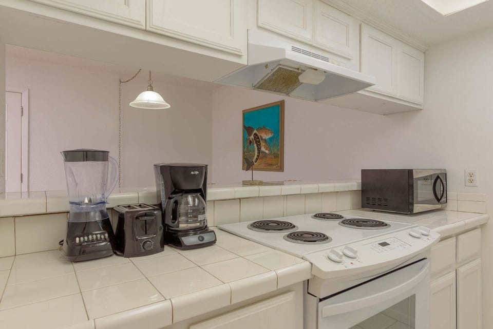 Condo, 1 Bedroom | Private kitchen | Fridge, oven, coffee/tea maker, toaster