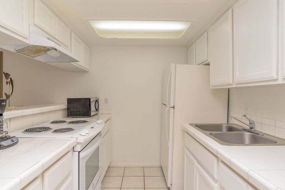 Condo, 1 Bedroom | Private kitchen | Fridge, oven, coffee/tea maker, toaster
