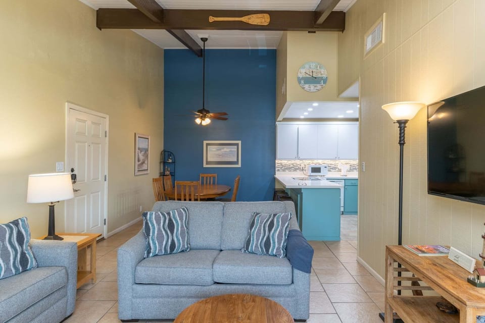Condo, 2 Bedrooms | Living area
