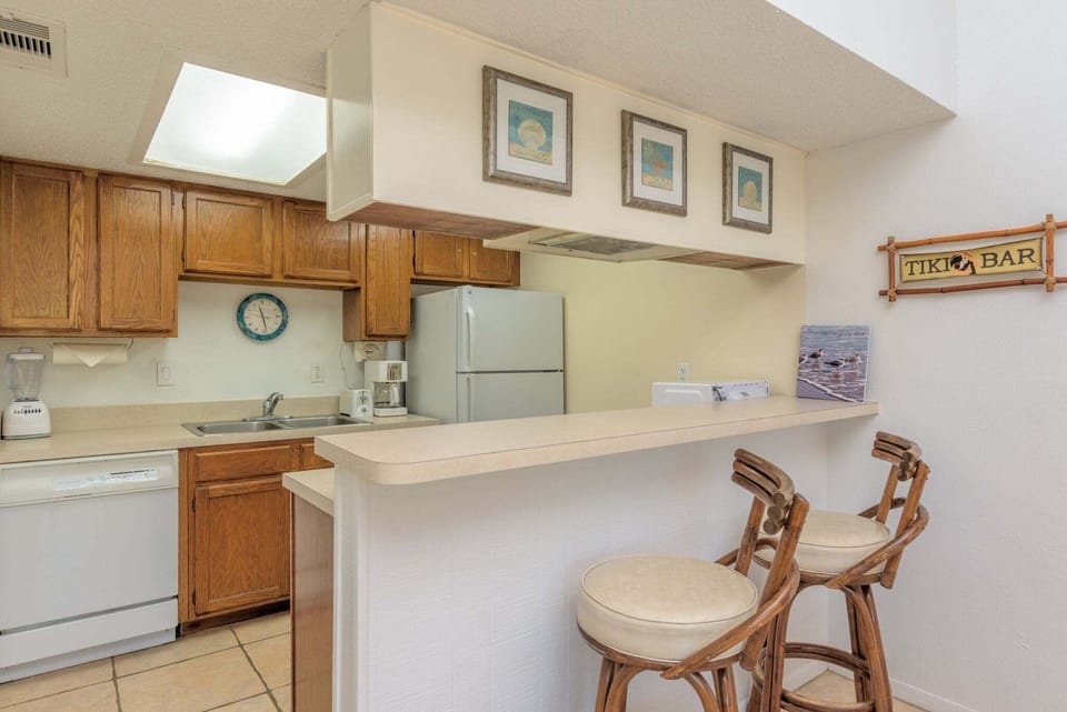 Condo, 1 Bedroom | Private kitchen | Fridge, oven, coffee/tea maker, toaster