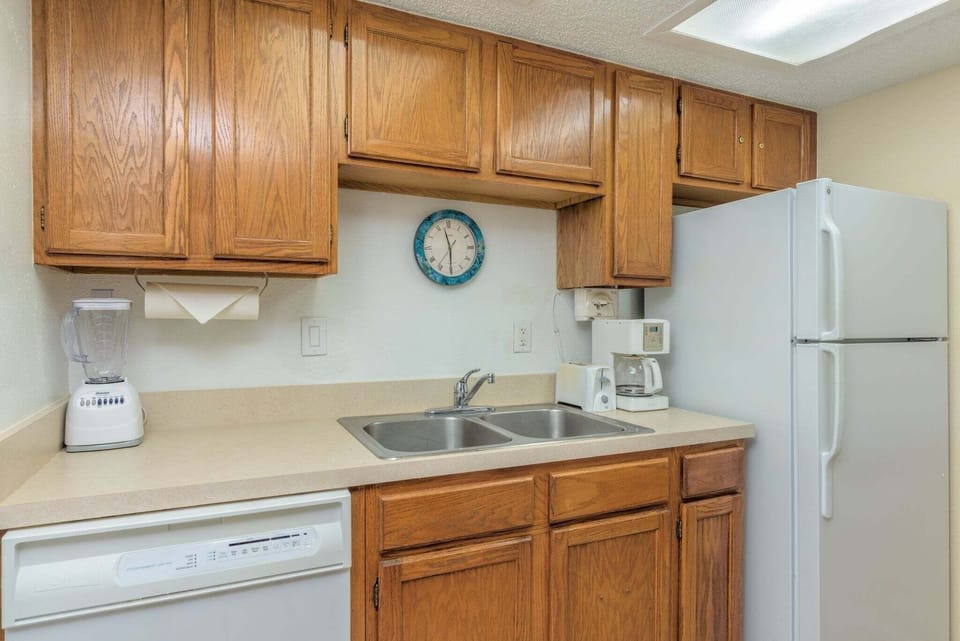 Condo, 1 Bedroom | Private kitchen | Fridge, oven, coffee/tea maker, toaster