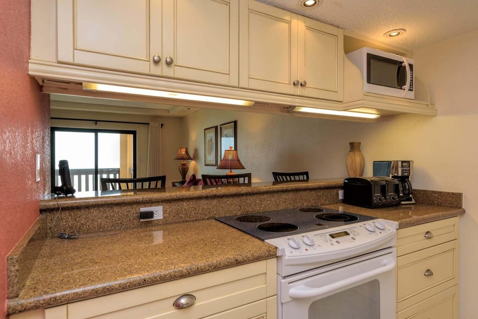 Condo, 1 Bedroom | Private kitchen | Fridge, oven, coffee/tea maker, toaster