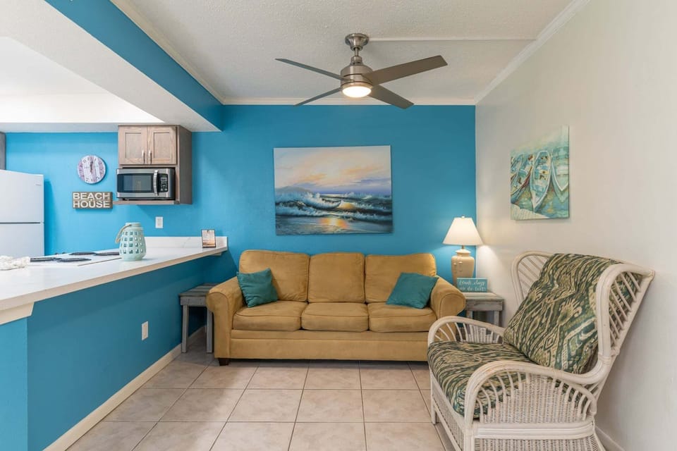 Condo, 1 Bedroom | Living area