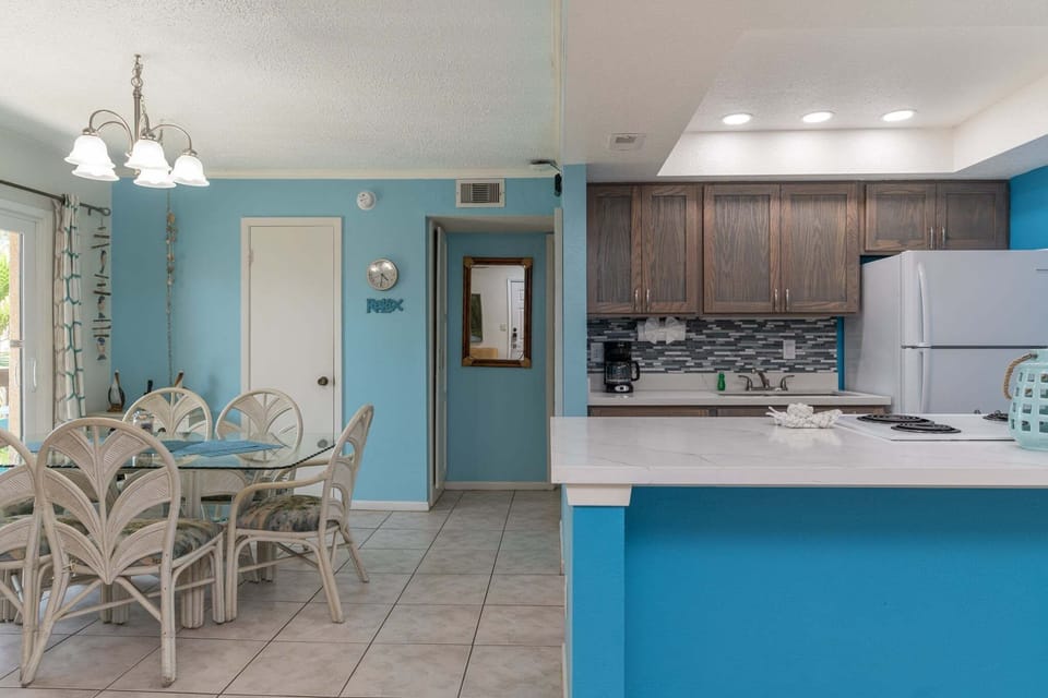 Condo, 1 Bedroom | Private kitchen | Fridge, oven, coffee/tea maker