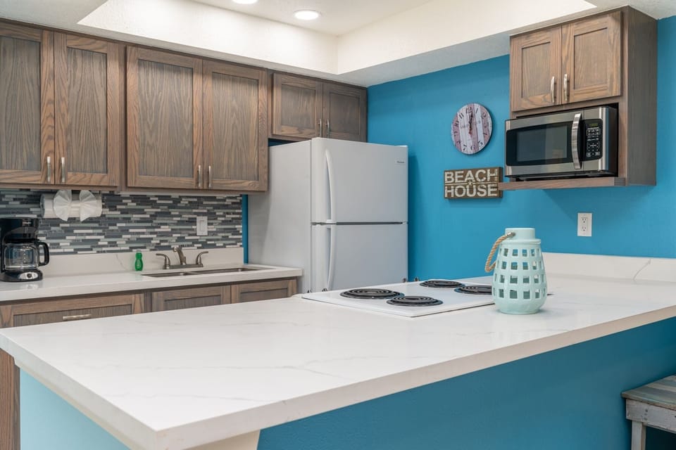 Condo, 1 Bedroom | Private kitchen | Fridge, oven, coffee/tea maker