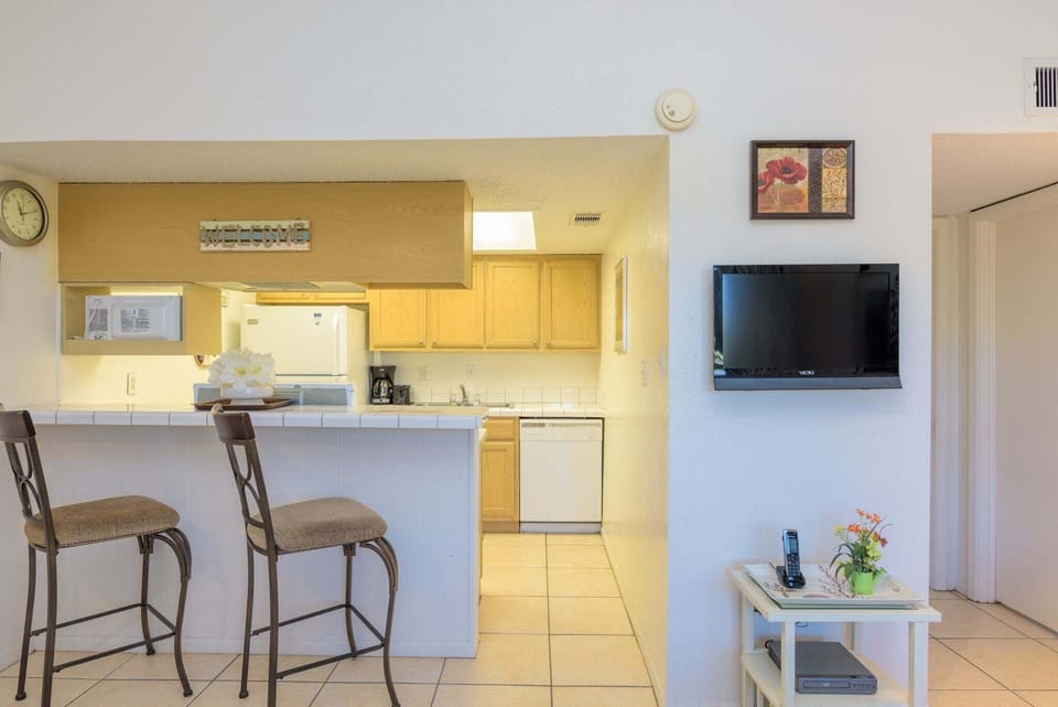 Condo, 1 Bedroom | Private kitchen | Coffee/tea maker, fridge, oven, toaster