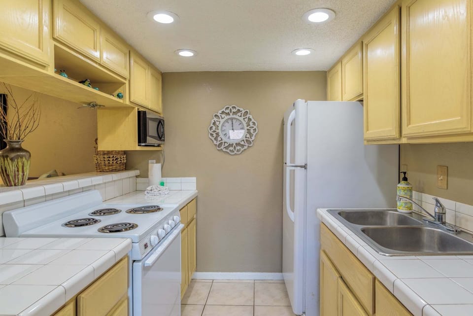 Condo, 1 Bedroom | Private kitchen | Fridge, oven, coffee/tea maker, toaster