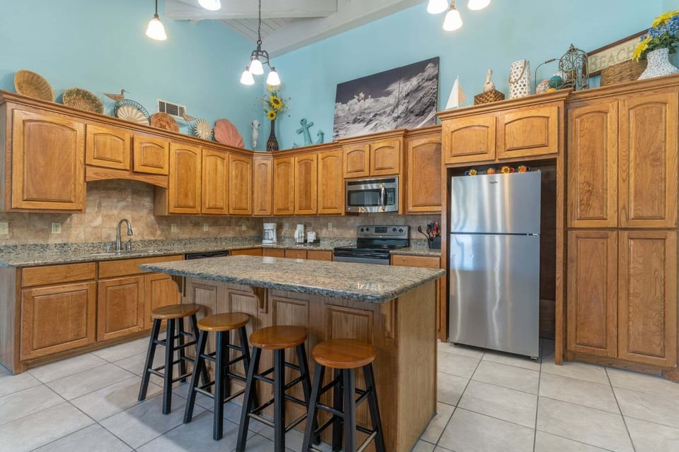 Condo, 3 Bedrooms | Private kitchen | Fridge, oven, coffee/tea maker, toaster