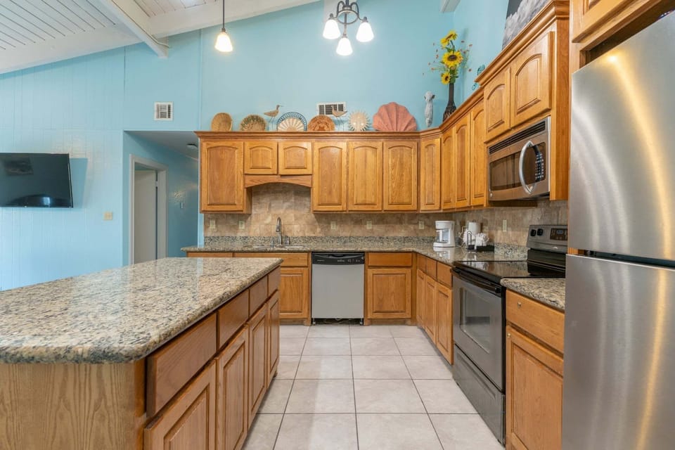 Condo, 3 Bedrooms | Private kitchen | Fridge, oven, coffee/tea maker, toaster