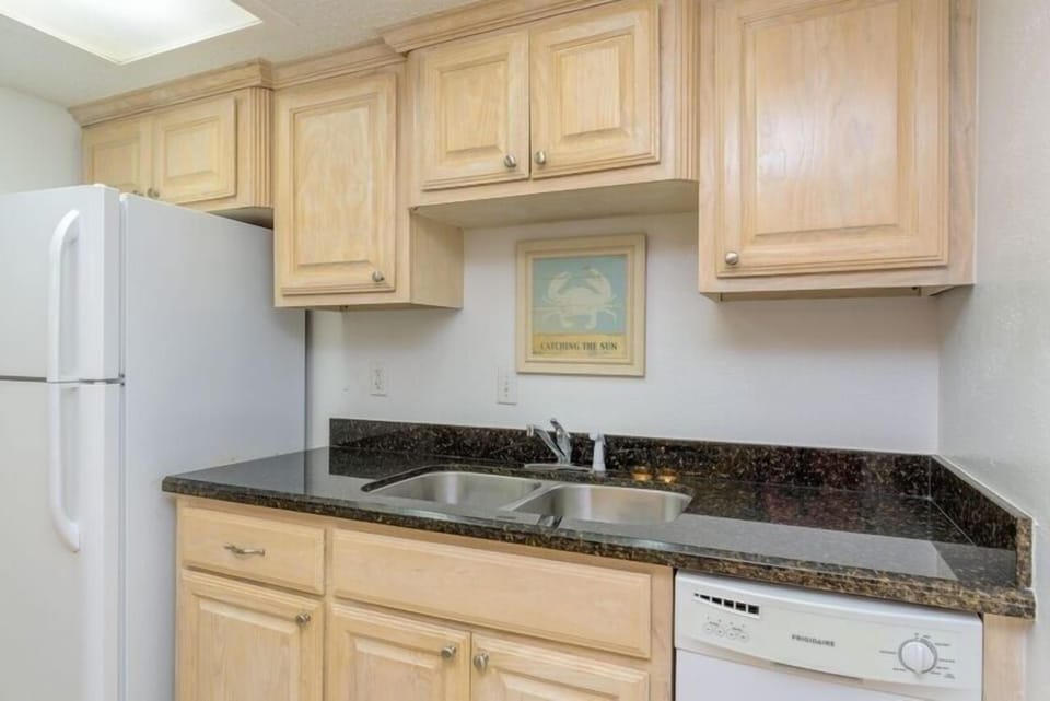 Condo, 1 Bedroom | Private kitchen | Fridge, oven