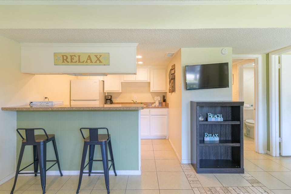 Condo, 1 Bedroom | Private kitchen | Fridge, oven