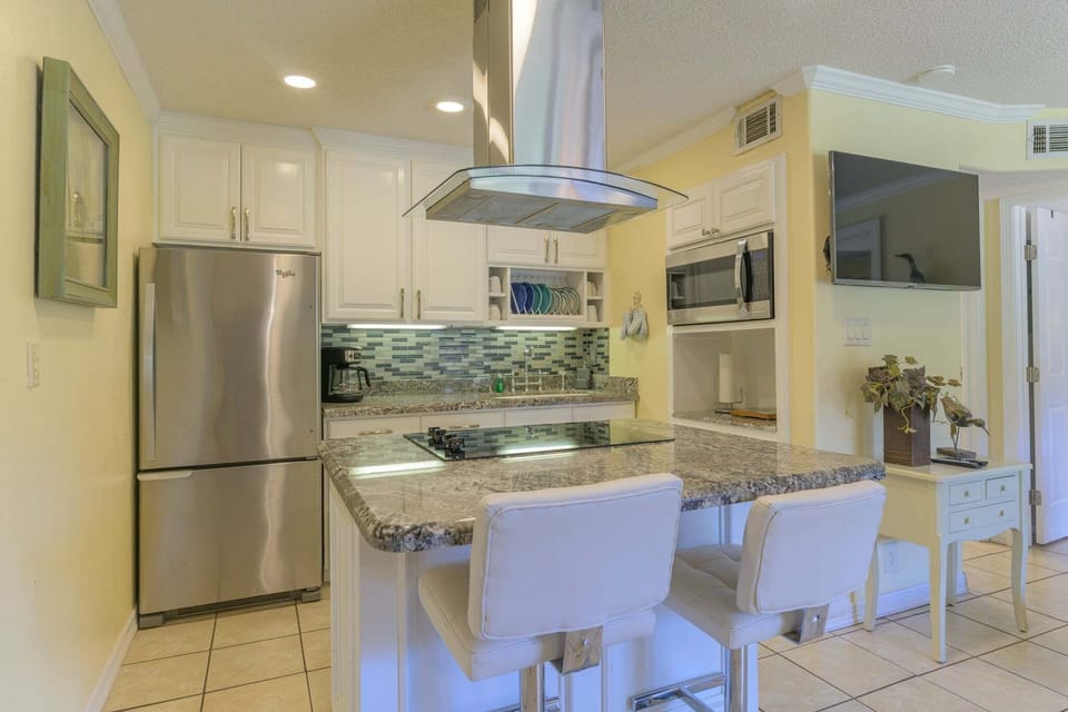 Condo, 1 Bedroom | Private kitchen | Fridge, oven, coffee/tea maker