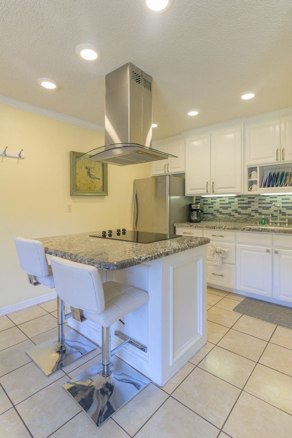 Condo, 1 Bedroom | Private kitchen | Fridge, oven, coffee/tea maker