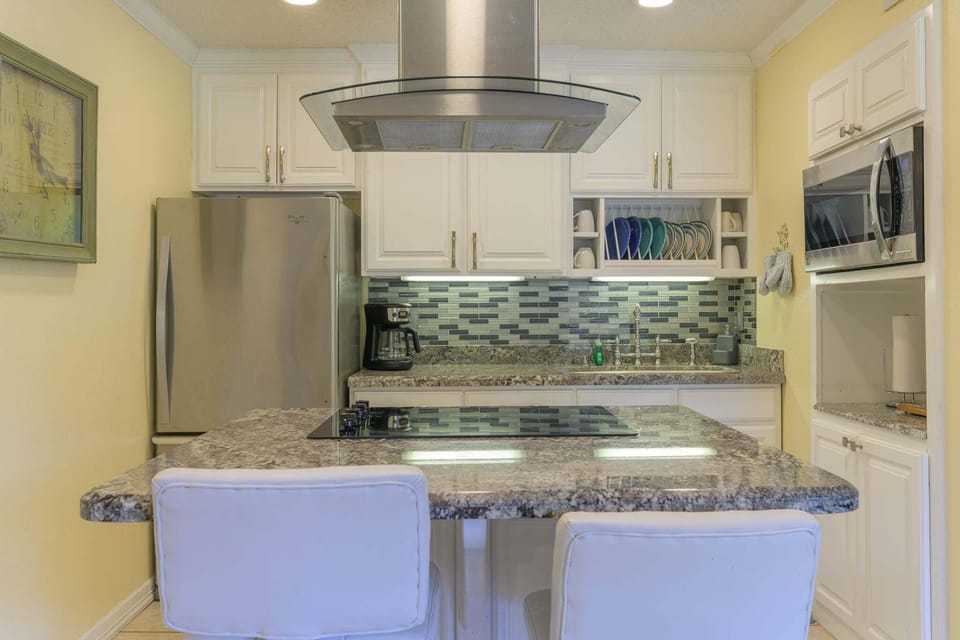 Condo, 1 Bedroom | Private kitchen | Fridge, oven, coffee/tea maker