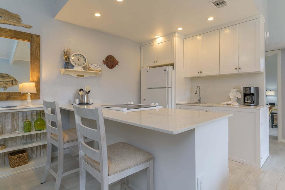 Condo, 1 Bedroom | Private kitchen | Fridge, oven, coffee/tea maker