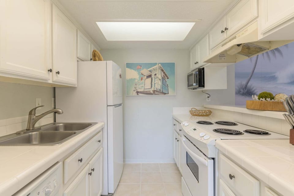 Condo, 1 Bedroom | Private kitchen | Coffee/tea maker, fridge, oven