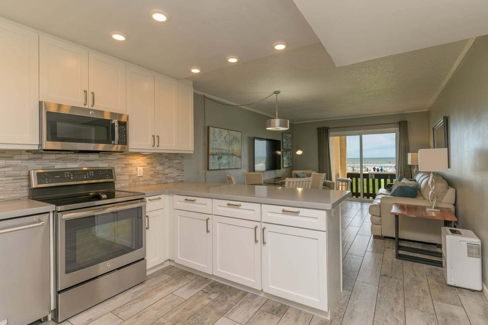 Condo, 1 Bedroom | Private kitchen | Fridge, oven, coffee/tea maker