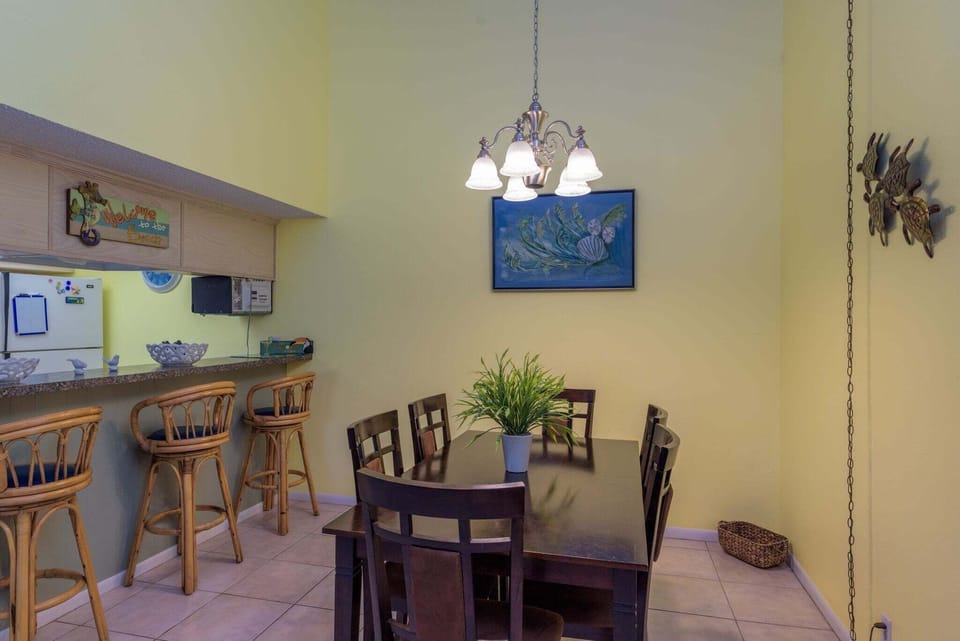 Condo, 2 Bedrooms | Dining