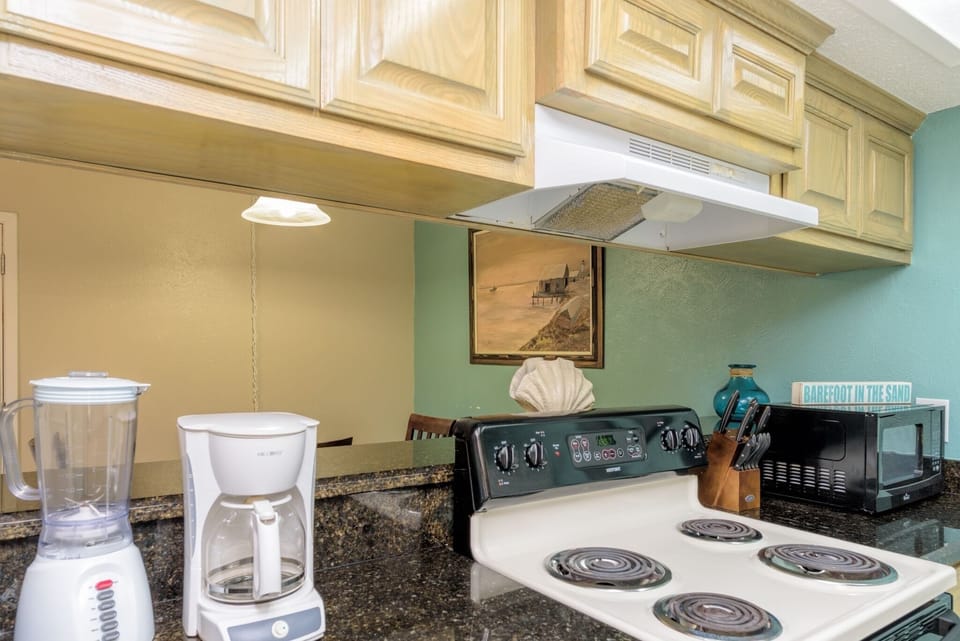 Condo, 1 Bedroom | Private kitchen | Fridge, oven, coffee/tea maker, toaster