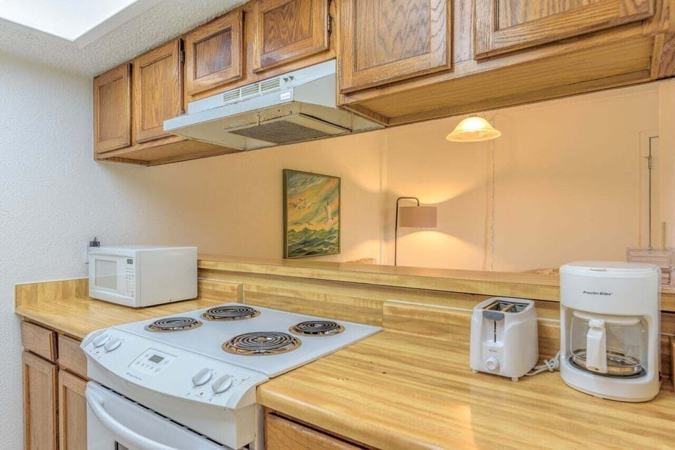 Condo, 1 Bedroom | Private kitchen | Fridge, oven, coffee/tea maker, toaster