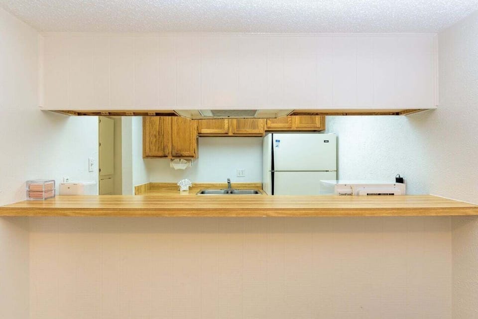 Condo, 1 Bedroom | Private kitchen | Fridge, oven, coffee/tea maker, toaster