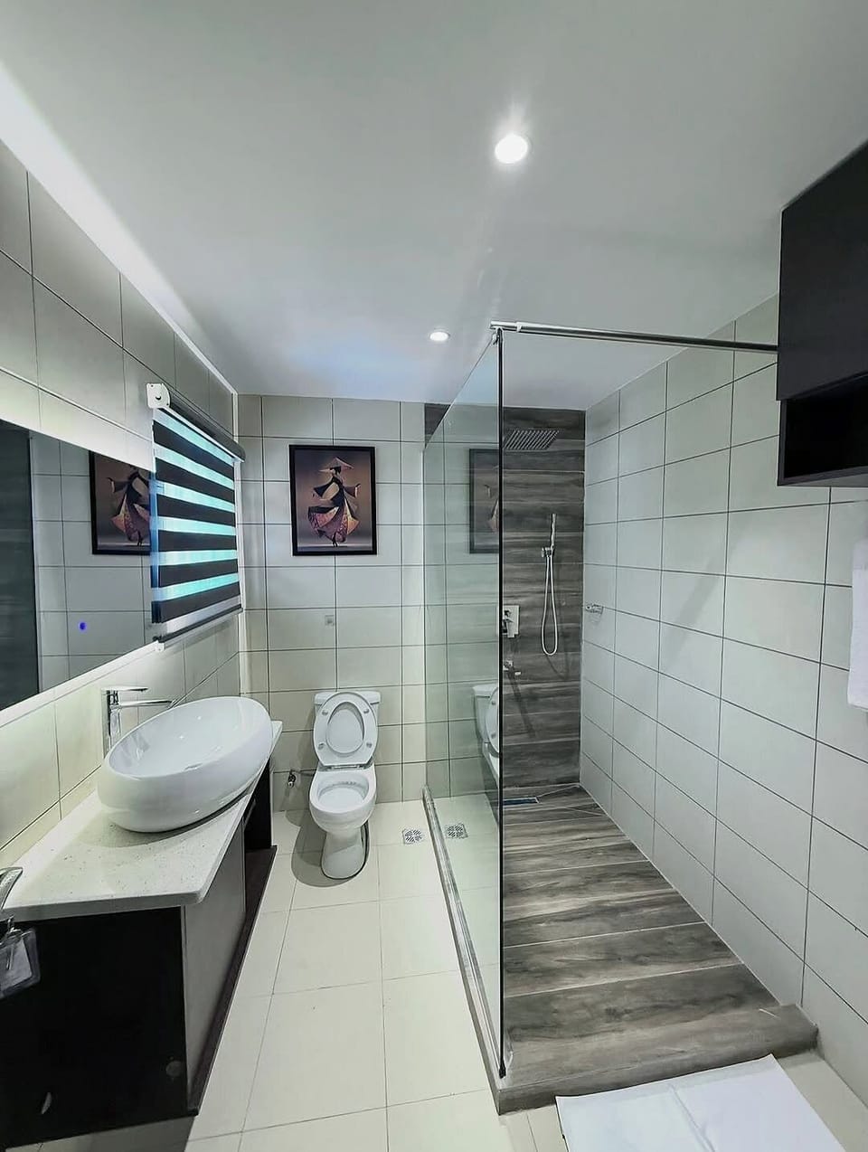 Economy Room, Balcony, City View | Bathroom | Hair dryer, towels, soap, shampoo
