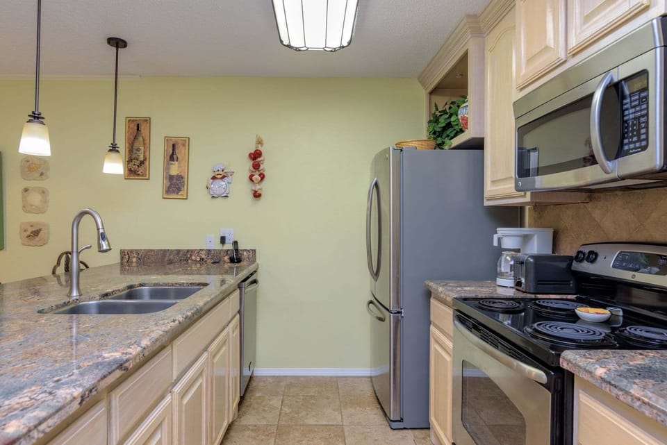 Condo, 2 Bedrooms | Private kitchen