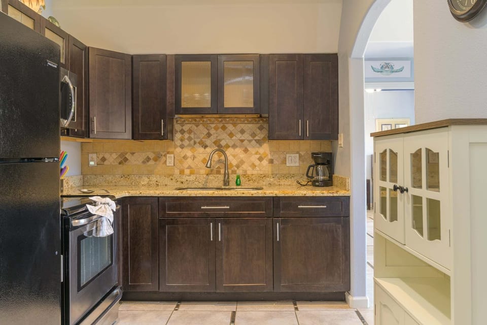 Condo, 1 Bedroom | Private kitchen | Coffee/tea maker, fridge, oven