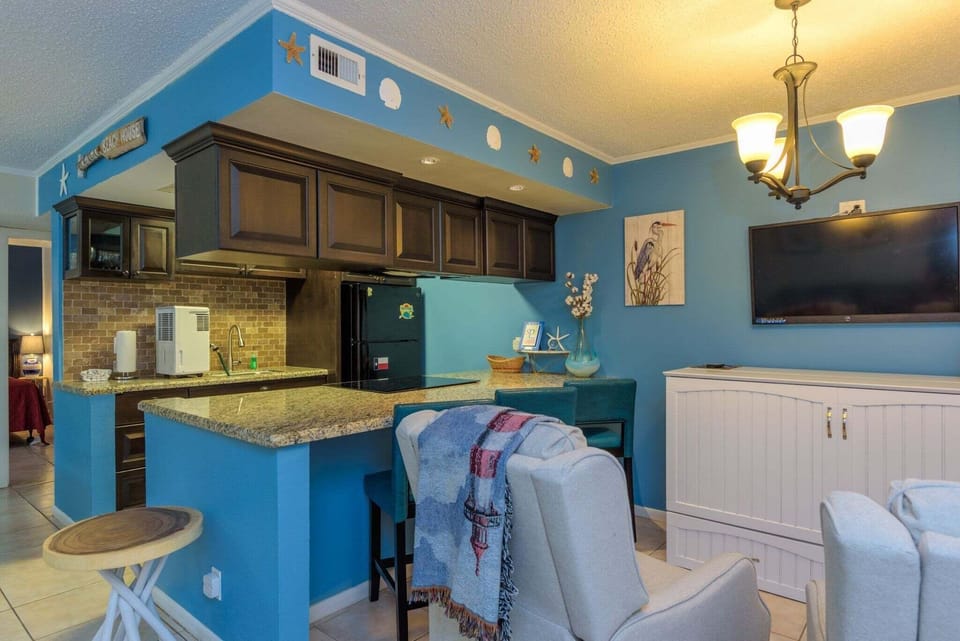Condo, 1 Bedroom | Private kitchen | Fridge, oven, coffee/tea maker
