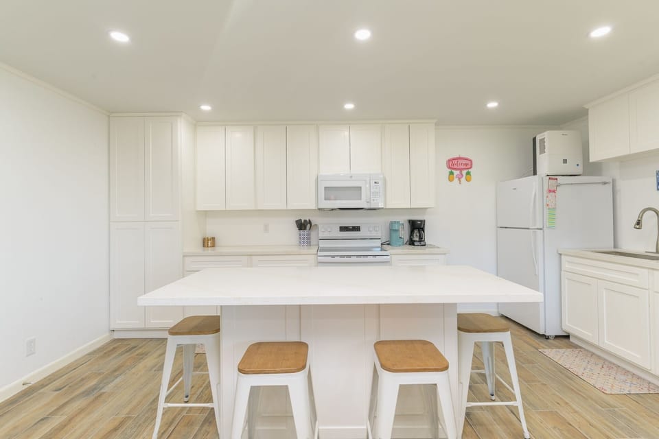 Condo, 1 Bedroom | Private kitchen | Coffee/tea maker, fridge, oven