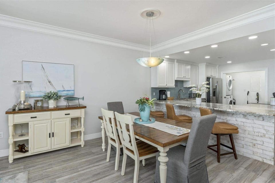 Condo, 2 Bedrooms | Dining