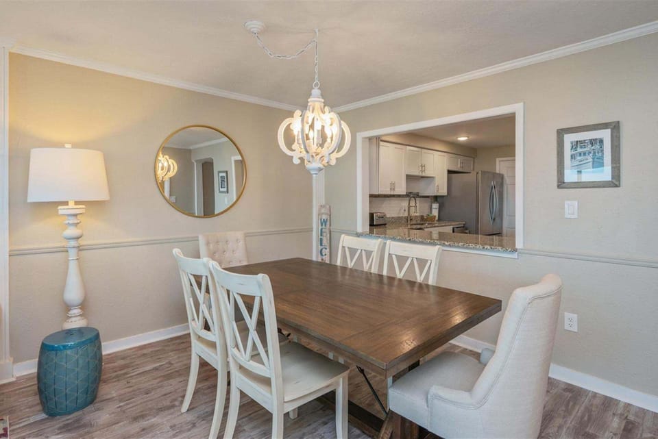 Condo, 2 Bedrooms | Dining
