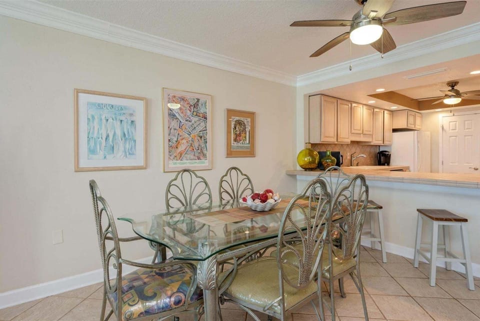Condo, 2 Bedrooms | Dining