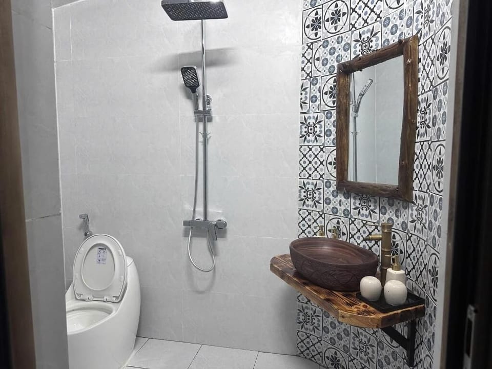 Panoramic Double Room, Courtyard View | Bathroom | Shower, designer toiletries, hair dryer, bathrobes
