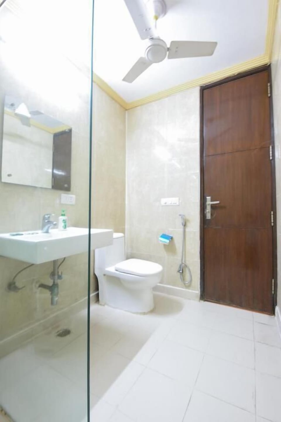 Suite, Balcony, City View | Bathroom | Hydromassage showerhead, free toiletries, slippers, soap